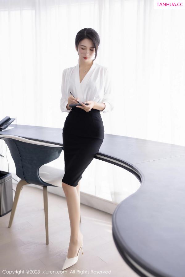 林乐一  [XiuRen]高清写真图 2023.03.20 No.6439 林乐一 短裙美腿第12张图片